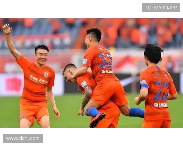 中超激战重庆队迎战山东鲁能全力争胜展现球队风采