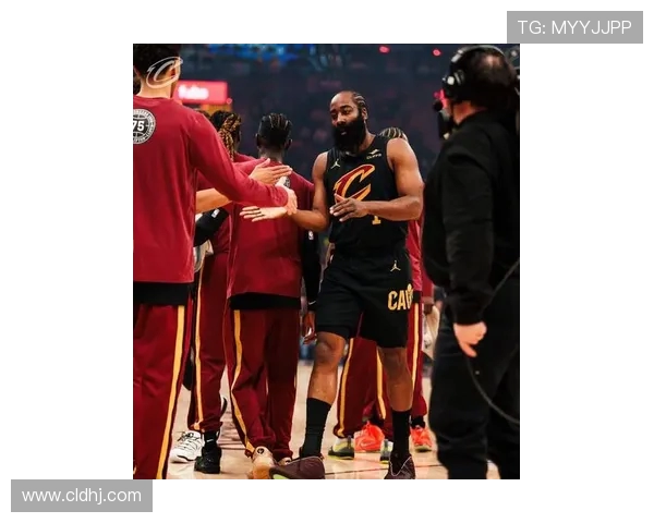 哈登在篮网对阵太阳的比赛中精彩表现得分引发热议